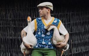 Wellboy снялся в клипе с двумя гусями