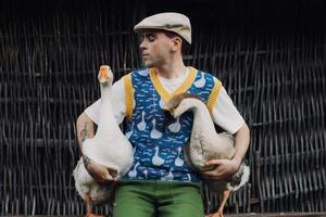 Wellboy знявся у кліпі із двома гусьми