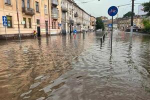 Повалено дерева і зірвано дахи, підтоплено вулиці, немає світла й гарячої води. Львів накрила гроза. Фоторепортаж