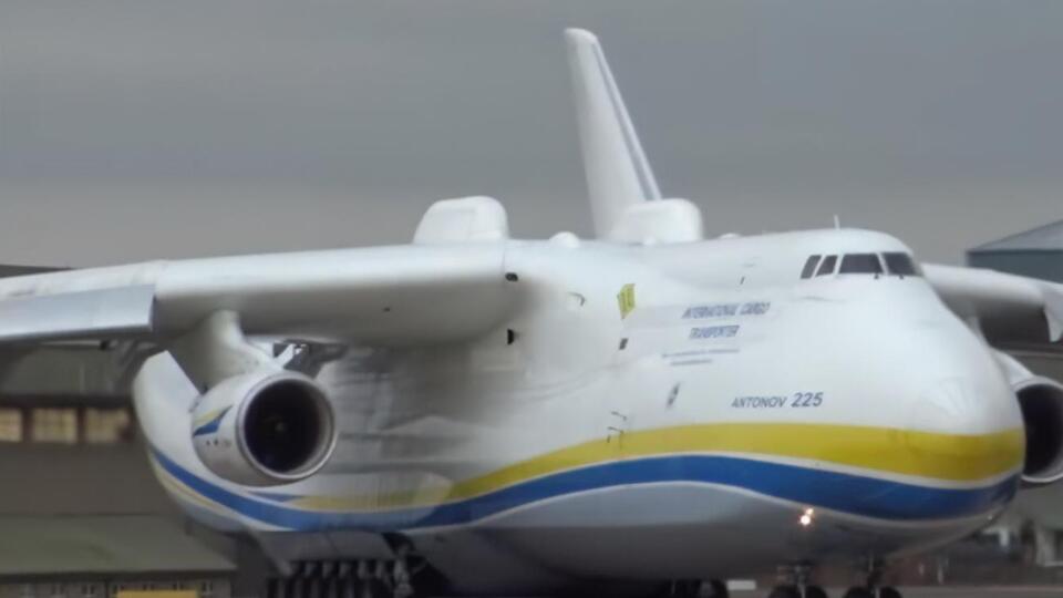 За парканом авіабази зібралися люди, які спостерігали за зльотом найбільшого у світі літака