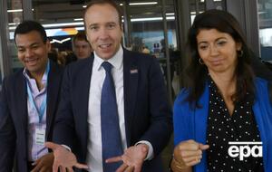 Хэнкок (по центру фото) и Коладанджело (справа) знакомы со времен учебы в Оксфорде