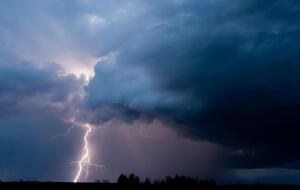 Вследствие непогоды пострадало два человека