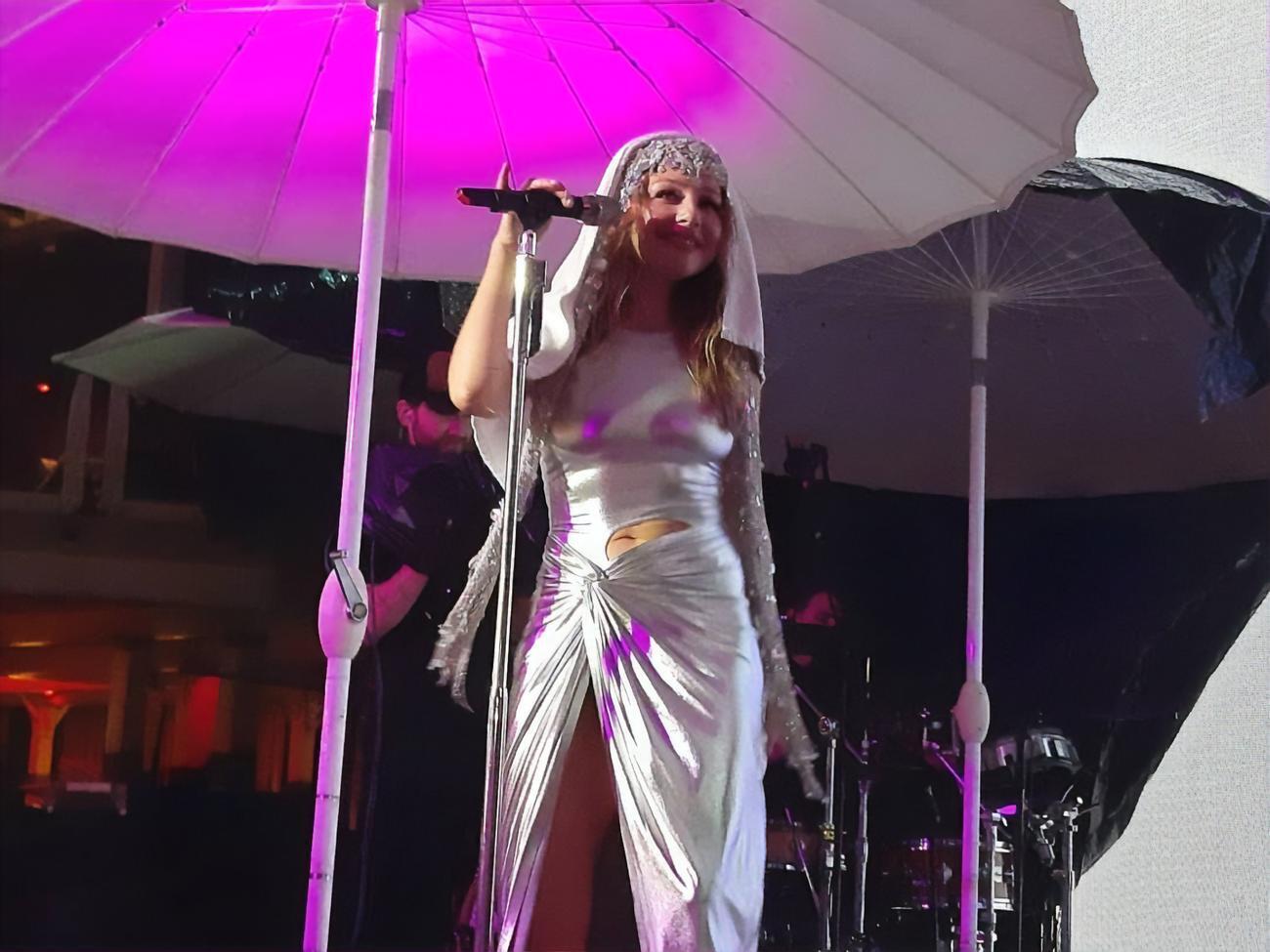 Периодически Тина Кароль выступала с полотенцем на голове