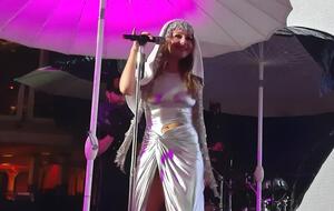 Периодически Тина Кароль выступала с полотенцем на голове