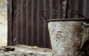 Отец студента вылил ведро с нечистотами на куратора группы