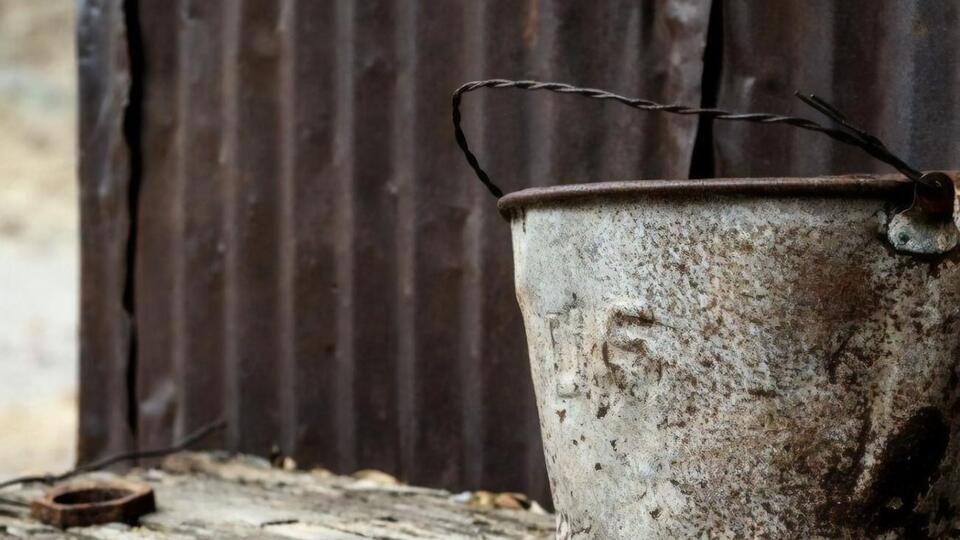 Отец студента вылил ведро с нечистотами на куратора группы