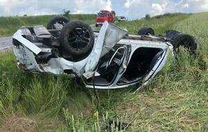 Спасатели помогали пострадавшим выбраться из машины