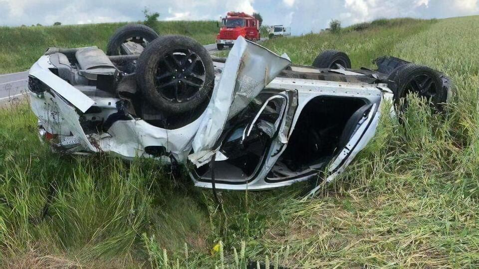 Спасатели помогали пострадавшим выбраться из машины