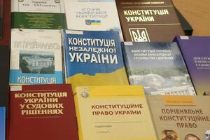 Конституцію України ухвалили 25 років тому