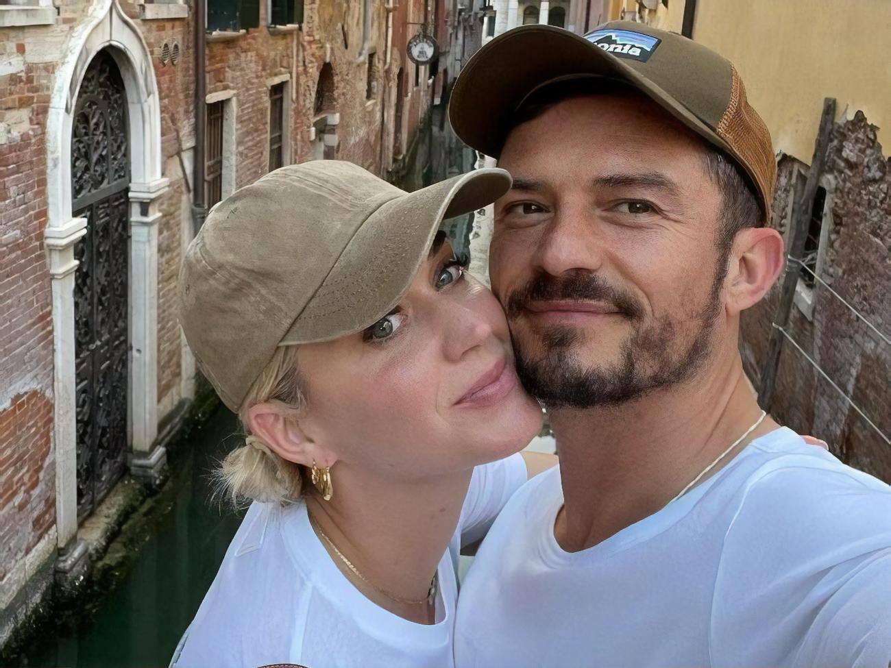 СМИ писали, что Блум и Перри поженились, но пара не комментировала эту информацию