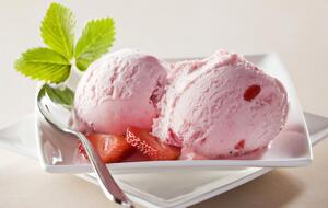 Клубничное мороженое можно приготовить на жирных и нежирных сливках