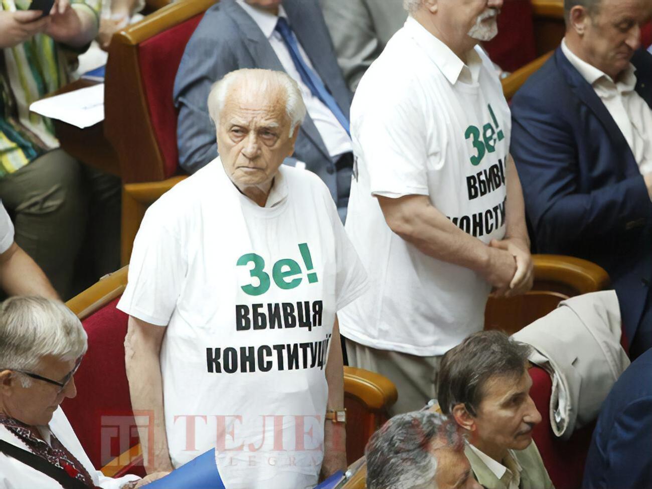 Во время выступления президента экс-нардепы встали