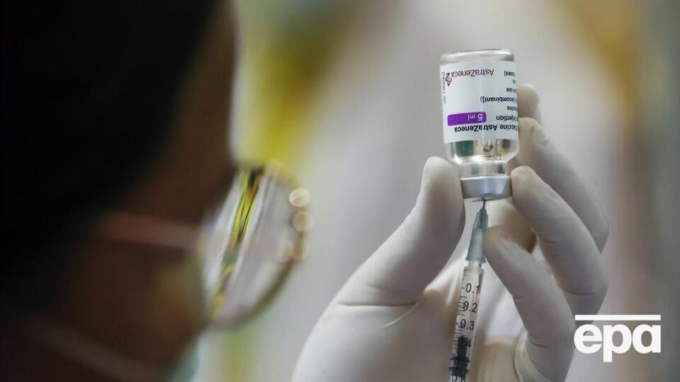 Побічних ефектів від другої і третьої доз вакцини від AstraZeneca виявилося менше, ніж після першої
