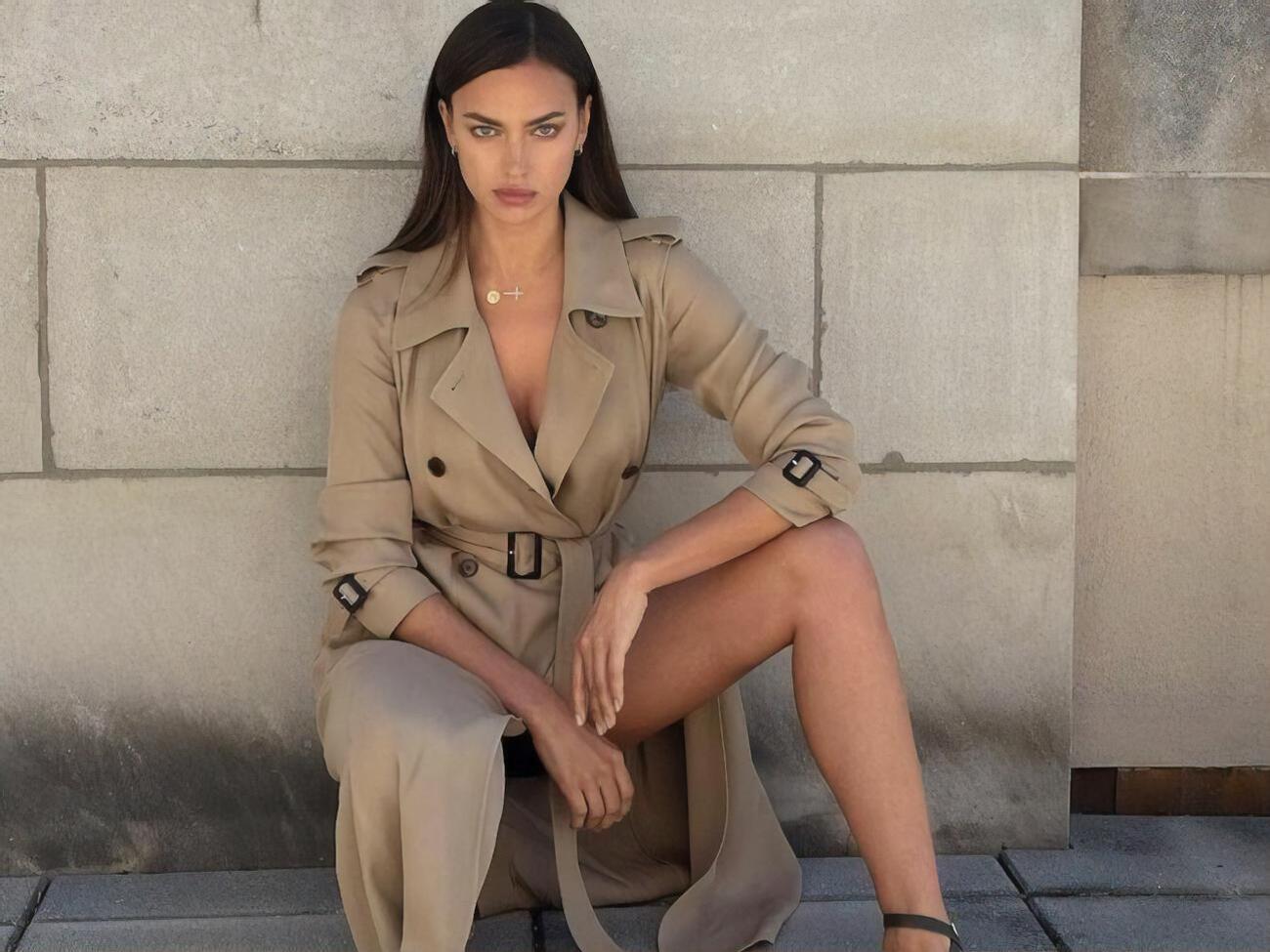 Российская модель Шейк рекламирует обувный бренд топлес