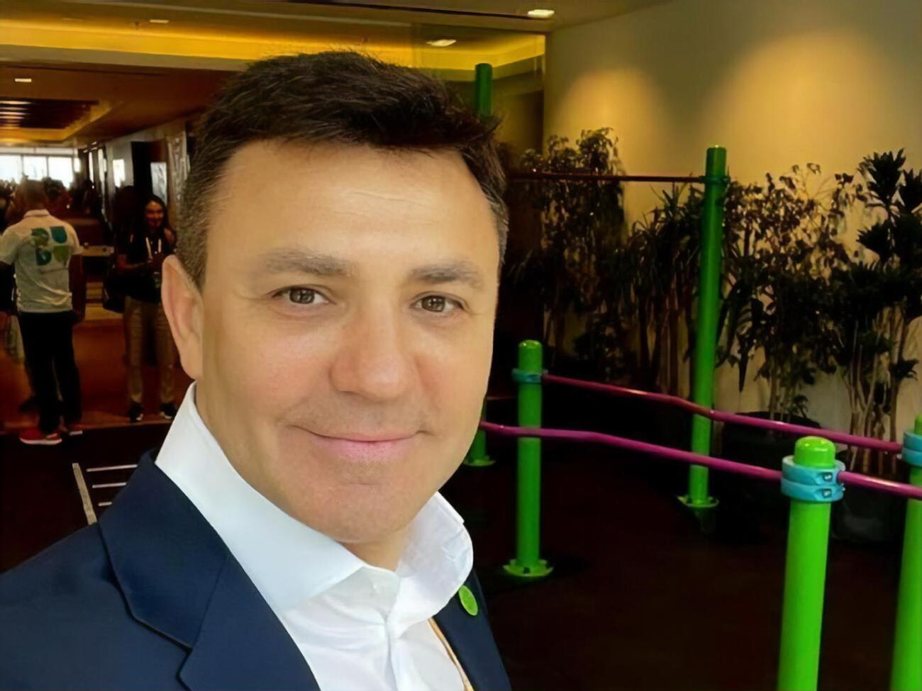 Куницкий и Тищенко со смартфонами в руках продолжили выяснять отношения на улице