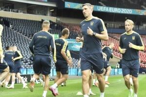 Украинские футболисты будут играть против Швеции в синем комплекте формы