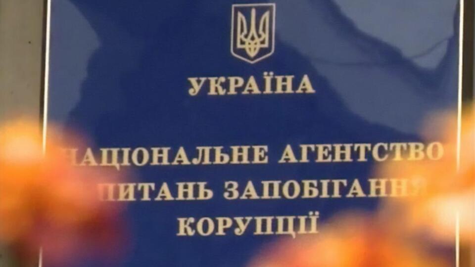 По данным НАПК, нардепы получили слишком дорогие подарки или использовали служебные возможности для собственных интересов