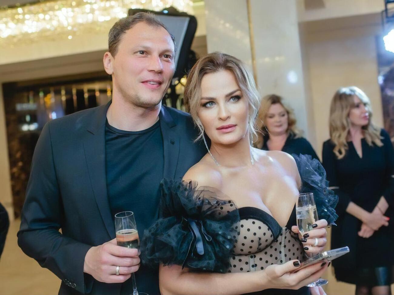 Андрей и Юлия Пятовы вместе уже 16 лет, воспитывают четырех детей &ndash; трех девочек и мальчика