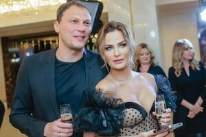 Андрей и Юлия Пятовы вместе уже 16 лет, воспитывают четырех детей – трех девочек и мальчика