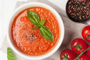 Перед подаванням Глінська рекомендує на кілька годин поставити гаспачо в холодильник