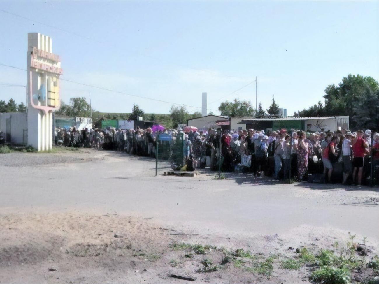 Из семи КПВВ на Донбассе сейчас работает только "Станица Луганская", остальные блокируют боевики