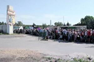 Из семи КПВВ на Донбассе сейчас работает только "Станица Луганская", остальные блокируют боевики