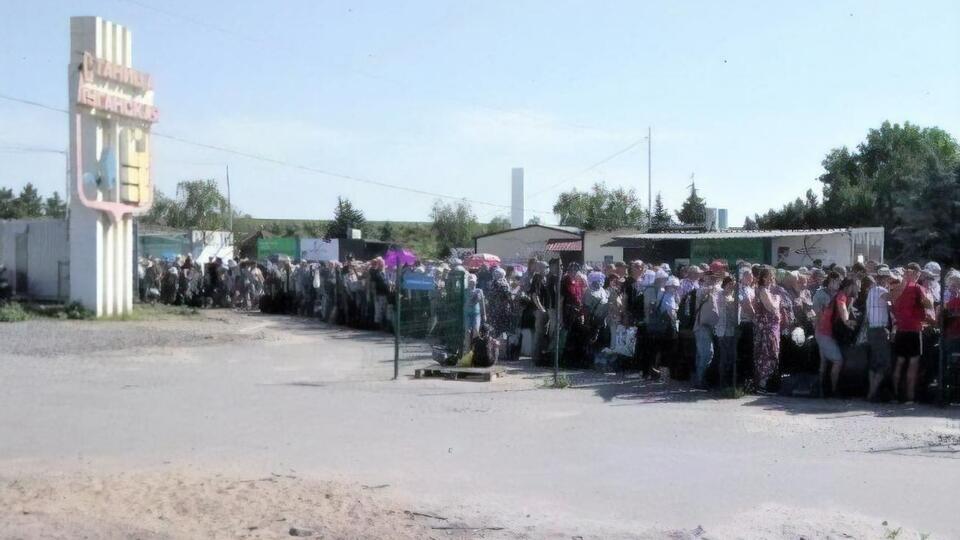 Із семи КПВВ на Донбасі зараз працює тільки "Станиця Луганська", інші блокують бойовики