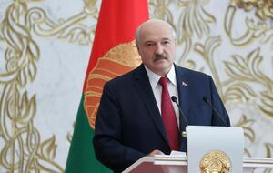 Лукашенко посоветовал выпускникам вузов "не спешить покидать свою страну и бежать на земли обетованные"