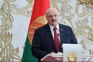 Лукашенко порадив випускникам вишів "не поспішати покидати свою країну та бігти на землі обітовані"