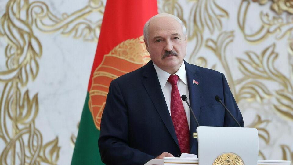 Лукашенко посоветовал выпускникам вузов "не спешить покидать свою страну и бежать на земли обетованные"