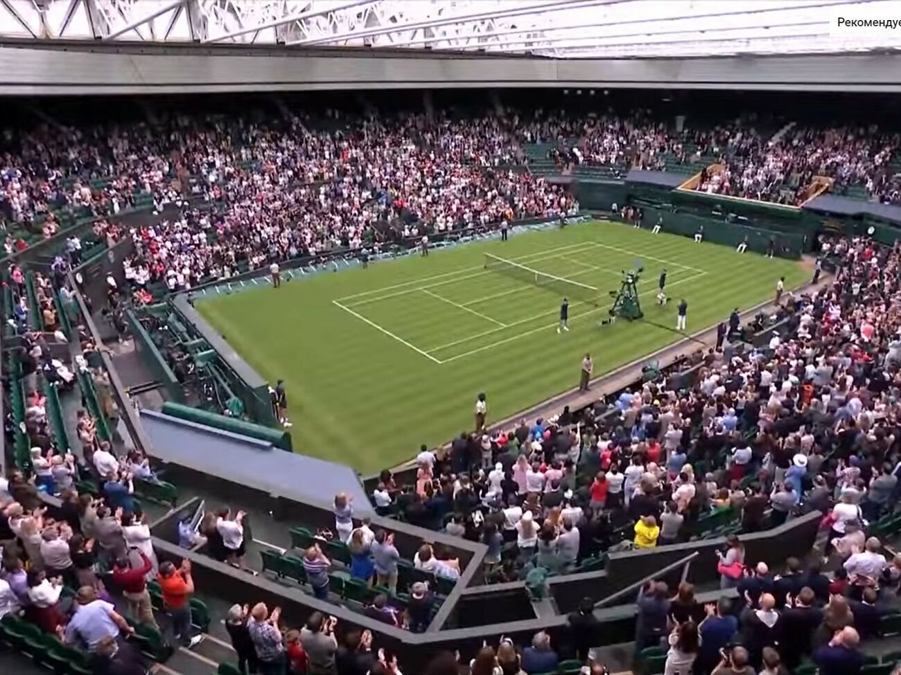 Весь стадион поднялся, чтобы поприветствовать разработчиков COVID-вакцины