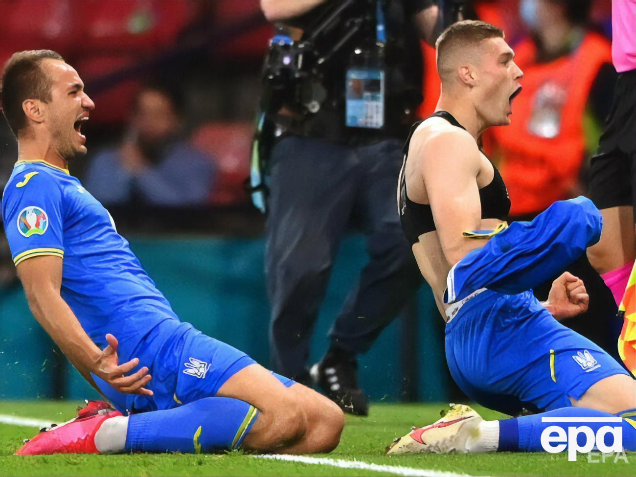 Победный гол забил Довбик (справа)