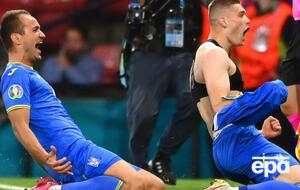 Победный гол забил Довбик (справа)