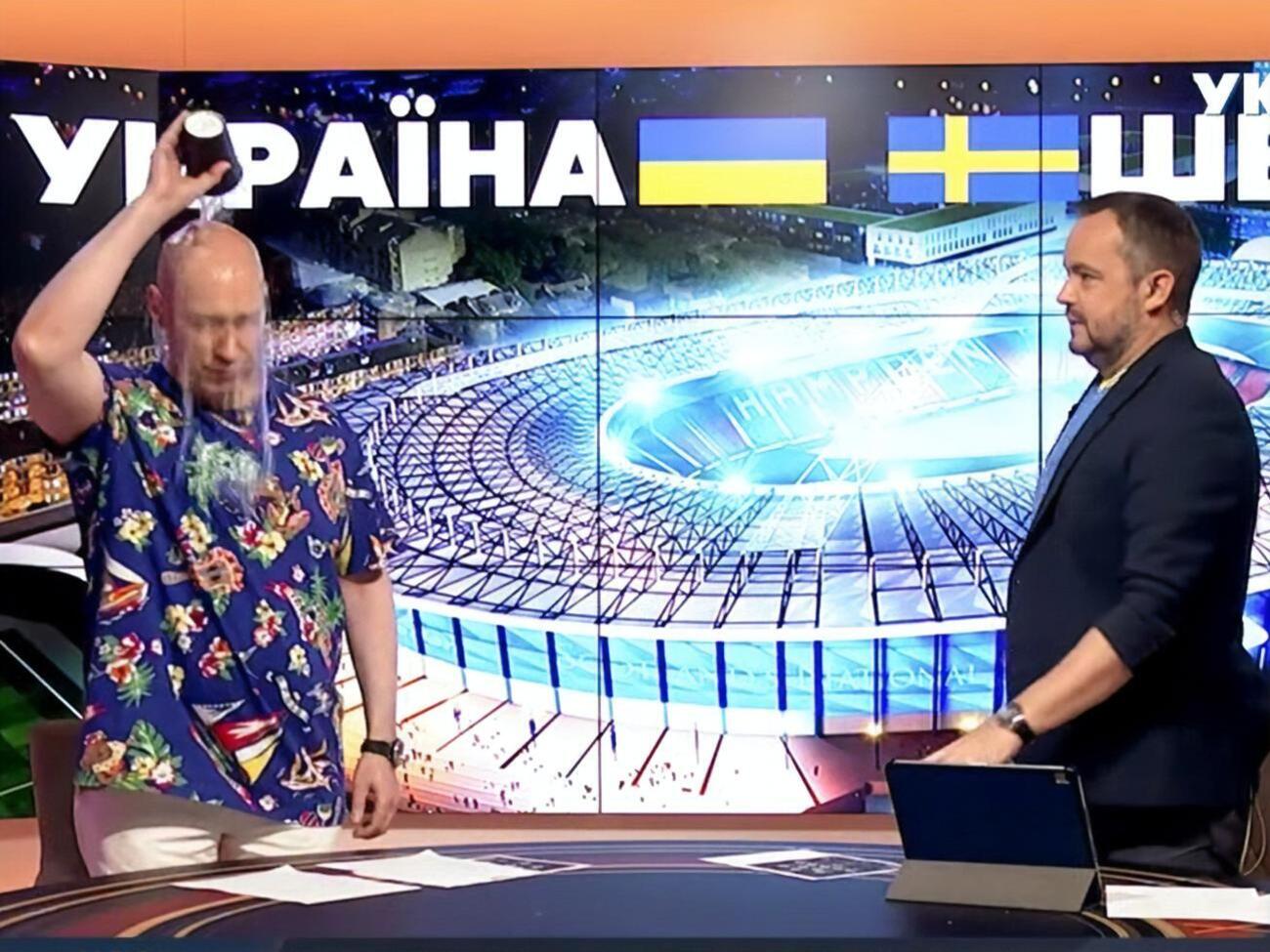 Голованов (справа) и Гордон (слева) облились водой