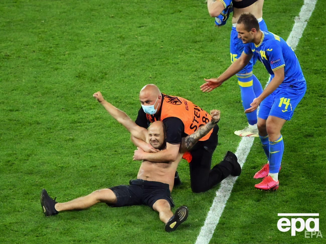 Бєсєдіну пошкодили ногу, а Шевченко втішав шведа. Як Україна перемагала Швецію на Євро 2020. Фоторепортаж