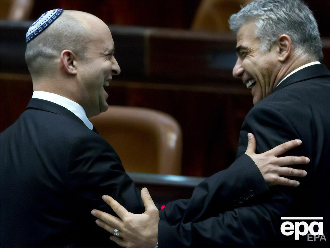 Якщо парламент затвердить новий уряд, наступними прем'єрами Ізраїлю стануть Беннетт (зліва) і Лапід (праворуч)