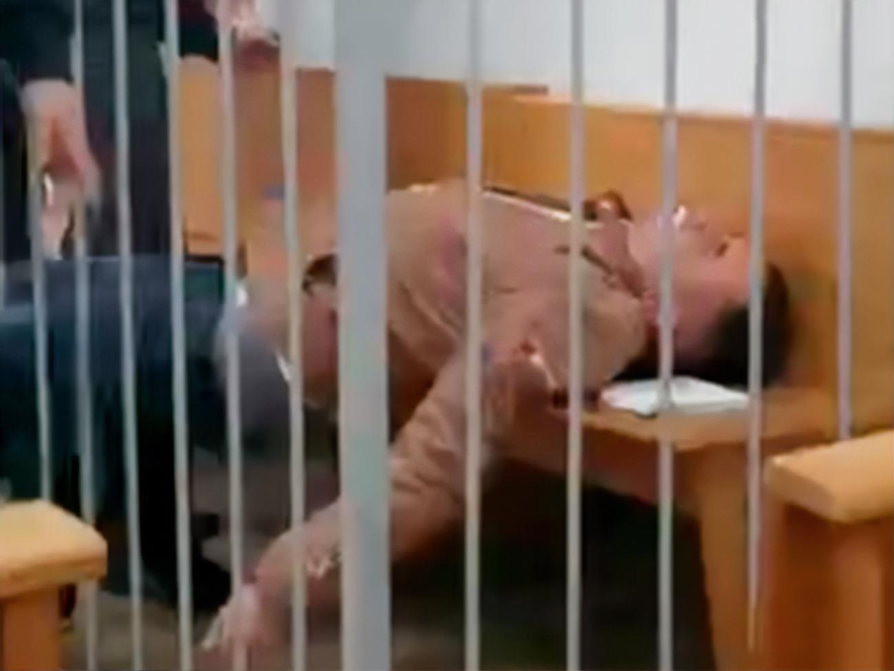 Латипов у залі суду встромив собі в горло якийсь предмет, імовірно &ndash;&nbsp;ручку, і впав непритомний