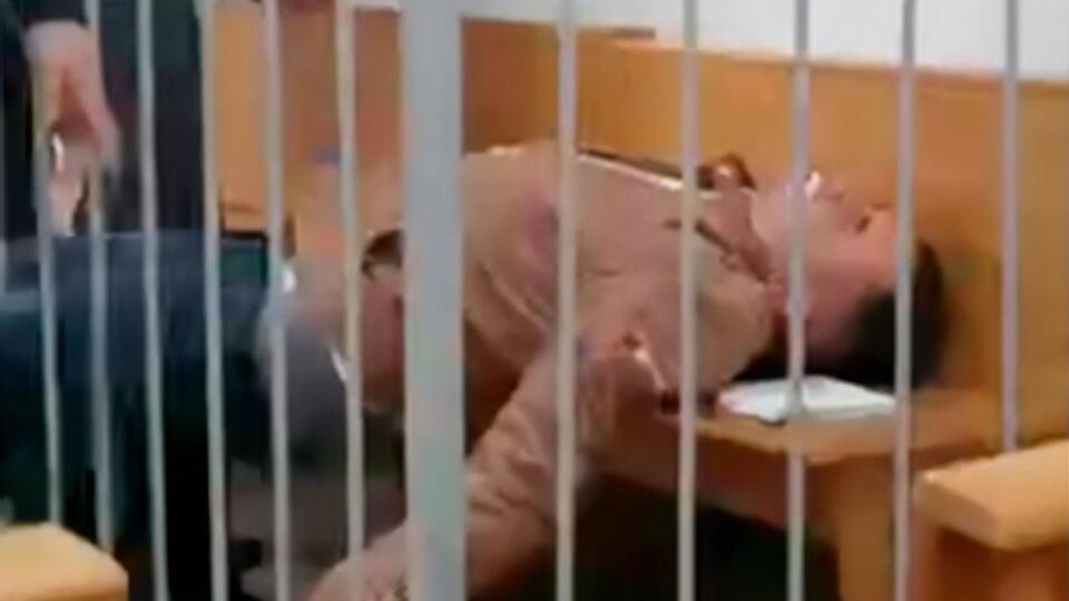 Латыпов в зале суда воткнул себе в горло какой-то предмет, предположительно ручку, и упал без сознания
