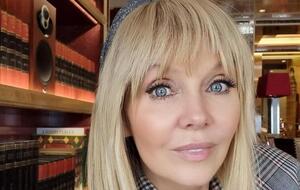 Валерия: Срочно начинаем обсуждать аксессуар на пиджаке