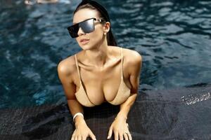 Логунова оголила бюст перед камерою