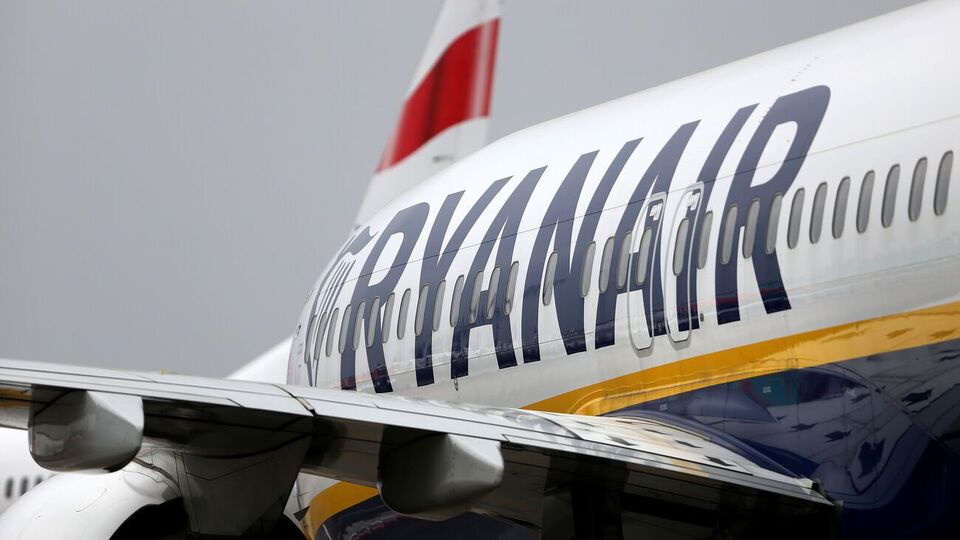 Самолет Ryanair, летевший из Афин в Вильнюс, совершил экстренную посадку в Минске 23 мая