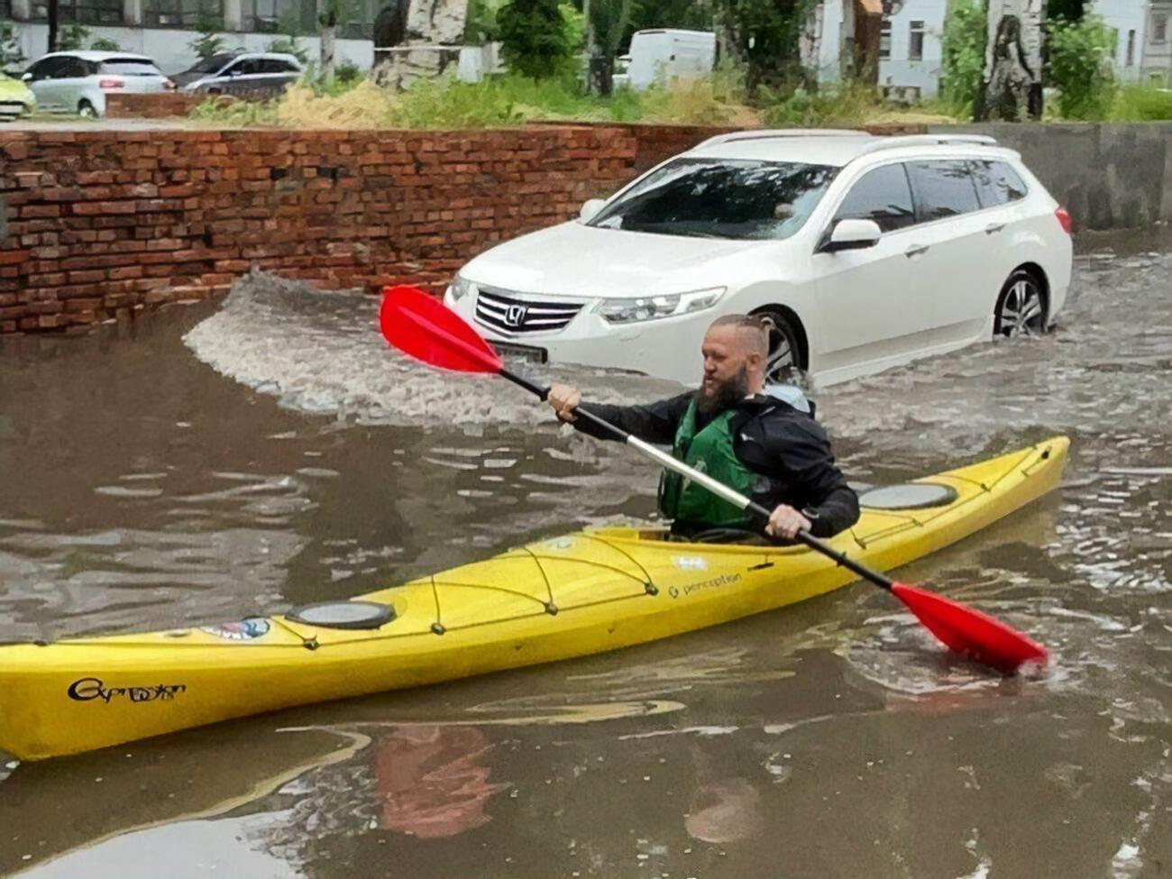 На следующий день после "заплыва" в луже мужчина рассказал, что она исчезла