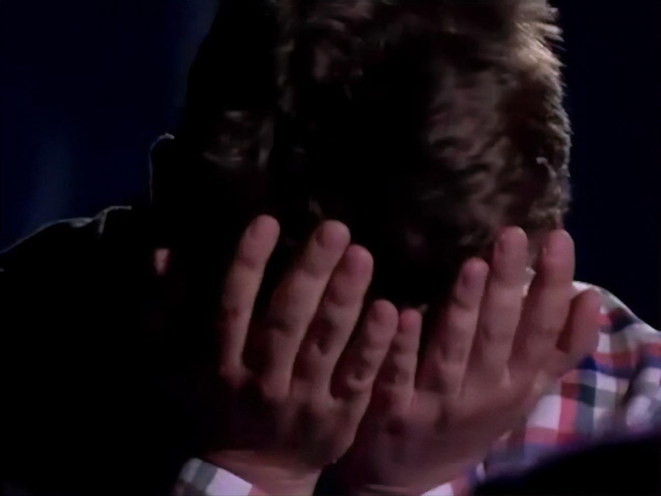 Во время "интервью" Протасевич&nbsp;закрыл лицо руками, на ладонях видны следы травм