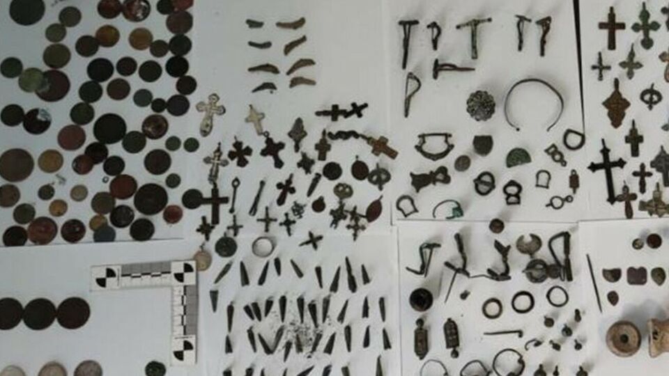 Экспертиза подтвердила принадлежность изъятых предметов к культурным ценностям