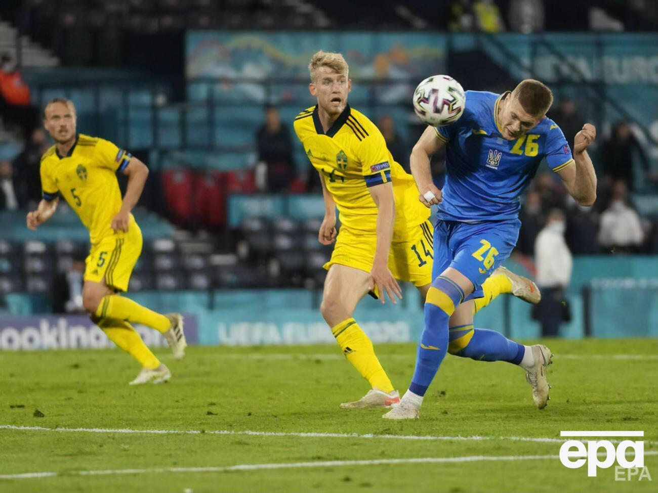 Гол у ворота Швеції став дебютним для Довбика (праворуч) у складі збірної України