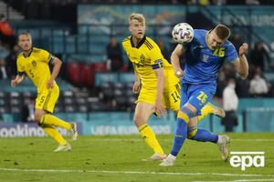 Гол у ворота Швеції став дебютним для Довбика (праворуч) у складі збірної України