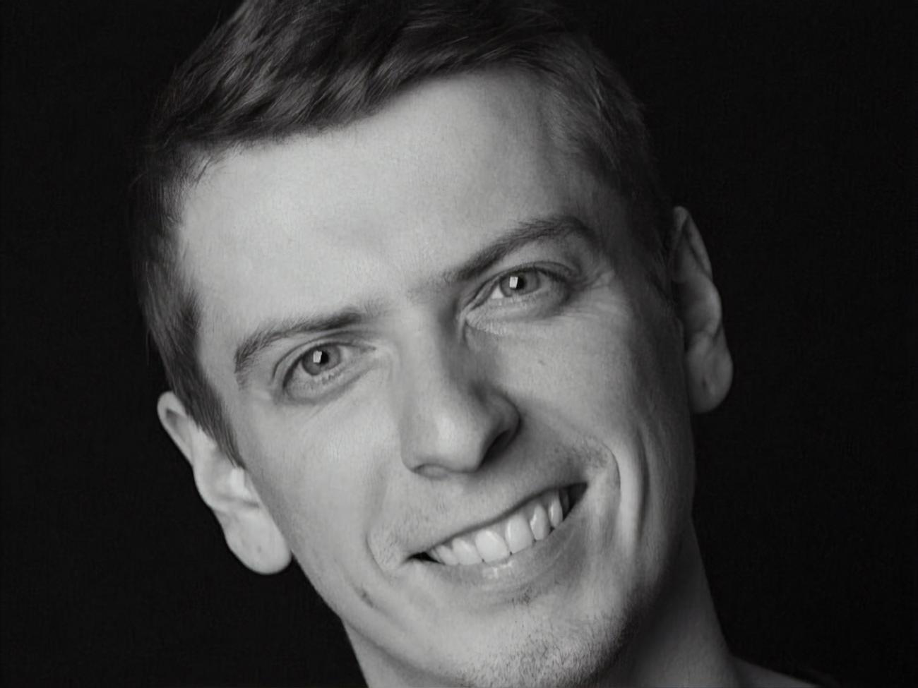 Гулбис родился в 1989 году в Москве