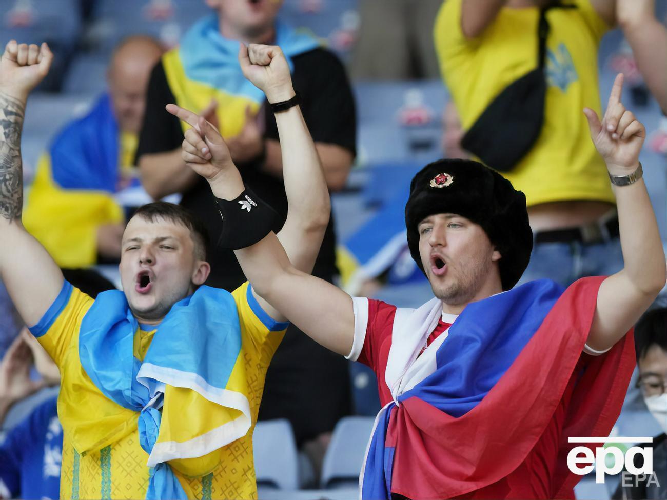 Уболівальників з українським та російським прапорами сфотографували перед грою збірної України