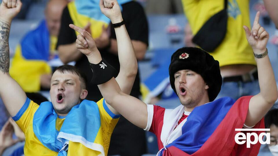 Уболівальників з українським та російським прапорами сфотографували перед грою збірної України