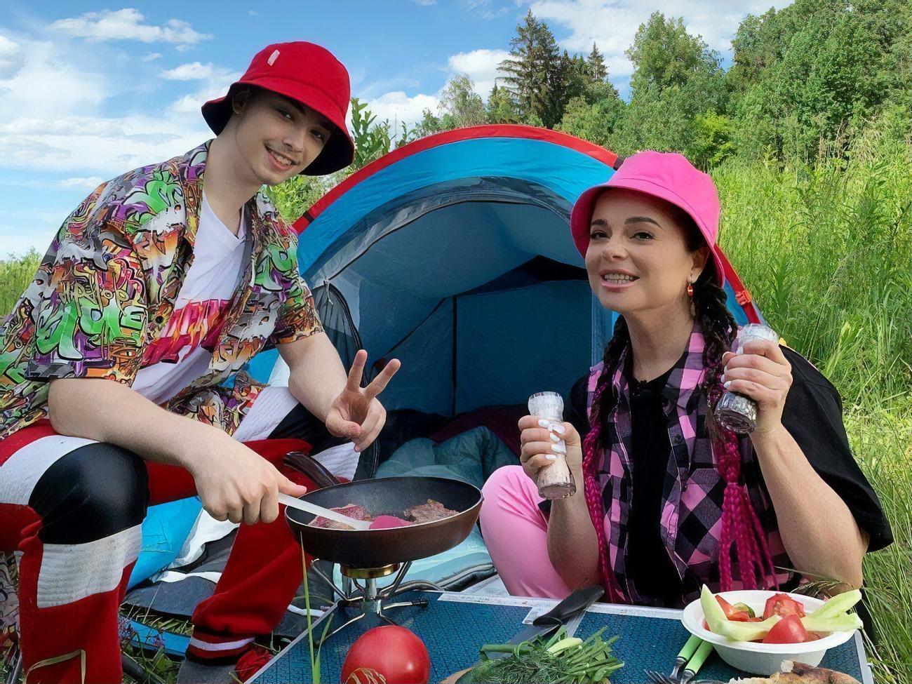 Королева с сыном отдыхает на даче